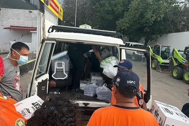 Delivery of supplies to rescuers from El Salvador.